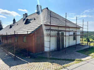 Oblíbená šumavská hájovna Březník dostane novou střechu, dělníci obsadí také Poledník