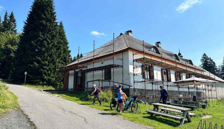 Oblíbená šumavská hájovna Březník dostane novou střechu, dělníci obsadí také Poledník