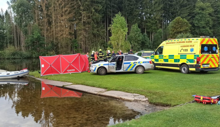 Teprve osmnáctiletý mladík se utopil při koupání v rybníku
