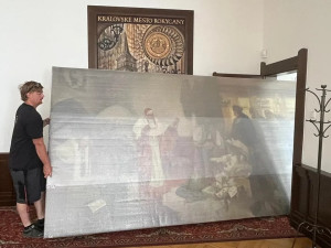 Obří obraz Alfonse Muchy teprve podruhé v jeho dvaadevadesátileté historii opustil Rokycany