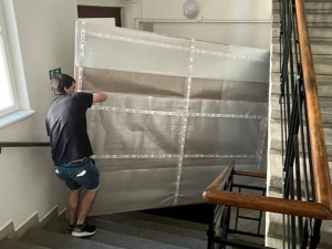 Obří obraz Alfonse Muchy teprve podruhé v jeho dvaadevadesátileté historii opustil Rokycany