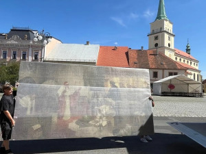 Obří obraz Alfonse Muchy teprve podruhé v jeho dvaadevadesátileté historii opustil Rokycany