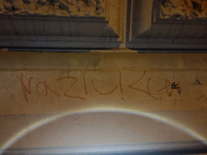 VIDEO: Mladík se marně snažil načmárat na fasádu hákový kříž, jeho nešťastné počínání zachytila kamera