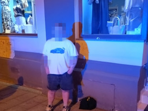 VIDEO: Mladík se marně snažil načmárat na fasádu hákový kříž, jeho nešťastné počínání zachytila kamera