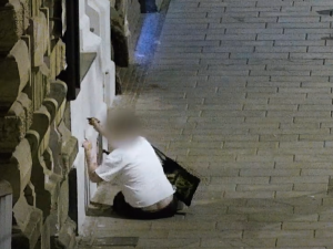 VIDEO: Mladík se marně snažil načmárat na fasádu hákový kříž, jeho nešťastné počínání zachytila kamera