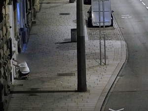 VIDEO: Mladík se marně snažil načmárat na fasádu hákový kříž, jeho nešťastné počínání zachytila kamera