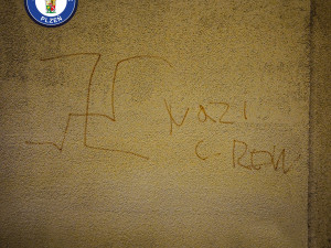 VIDEO: Mladík se marně snažil načmárat na fasádu hákový kříž, jeho nešťastné počínání zachytila kamera