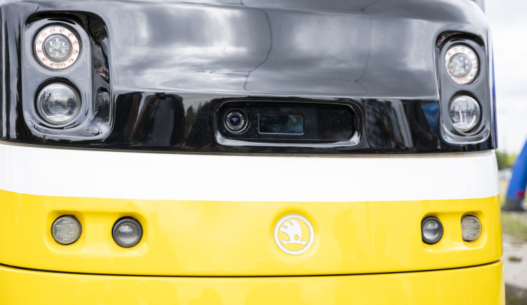Autonomní tramvaj s antikolizním systémem dokáže reagovat na nepředvídatelné události. Testují ji v Plzni