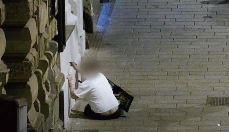 VIDEO: Mladík se marně snažil načmárat na fasádu hákový kříž, jeho nešťastné počínání zachytila kamera