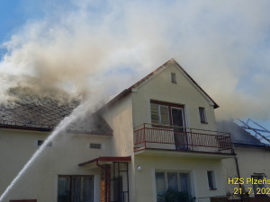 VIDEO: Oheň se z uskladněných pneumatik rozšířil i na okolní budovy, pět hasičů se zranilo