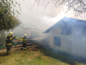 VIDEO: Oheň se z uskladněných pneumatik rozšířil i na okolní budovy, pět hasičů se zranilo
