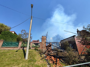 VIDEO: Oheň se z uskladněných pneumatik rozšířil i na okolní budovy, pět hasičů se zranilo