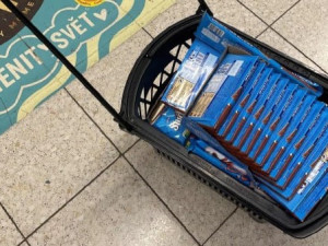 Statečný zákazník supermarketu zabránil velké čokoládové krádeži. Pachatel neměl nejmenší šanci