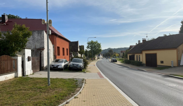 Obyvatelé si stěžovali na rychle jedoucí auta i náklaďáky, dopravu teď bude sledovat radar