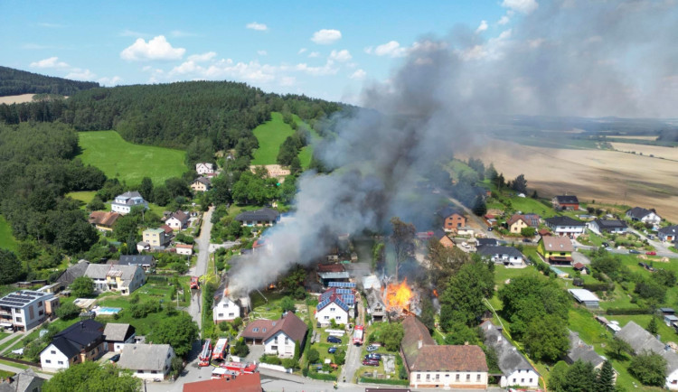 VIDEO: Oheň se z uskladněných pneumatik rozšířil i na okolní budovy, pět hasičů se zranilo