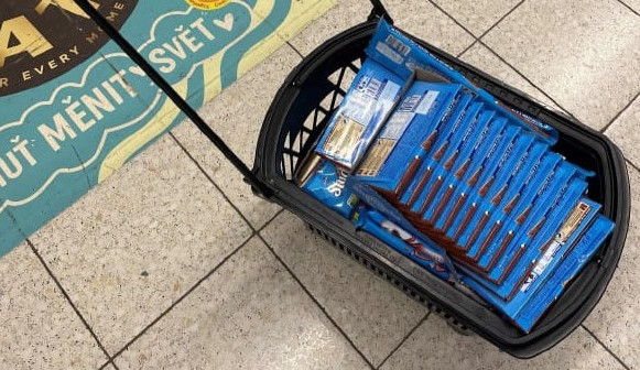 Pachatel se snažil uprchnout s tímto nákladem kradených čokolád