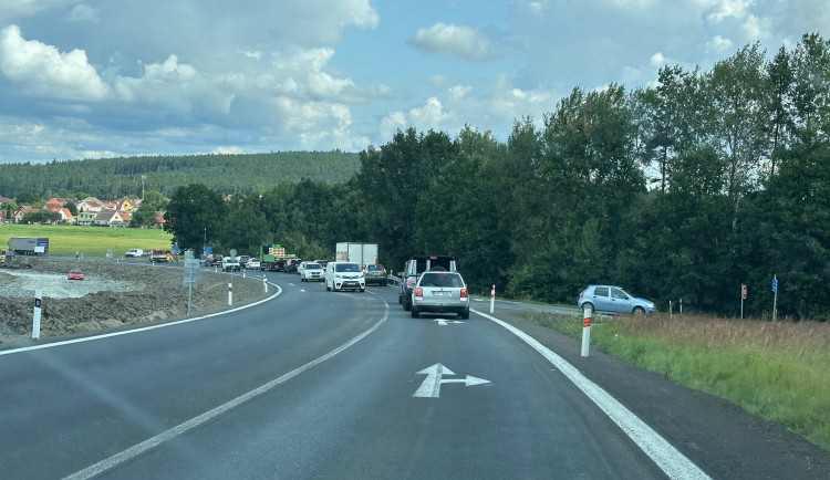 Úpravou prošly dvě nebezpečné křižovatky na velmi frekventované silnici I/20 mezi Plzní a Budějovicemi