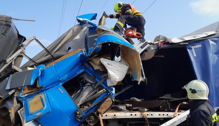 Jeden řidič zahynul při řetězové havárii kamionů na dálnici D5. Ještě předtím jiný motorista zkolaboval a zemřel