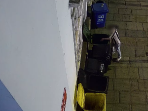 VIDEO: Mladíci soutěžili v hodu půllitrem přes výkop, trefili budovu městského úřadu