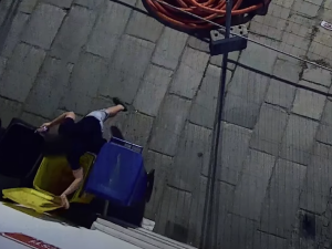 VIDEO: Mladíci soutěžili v hodu půllitrem přes výkop, trefili budovu městského úřadu