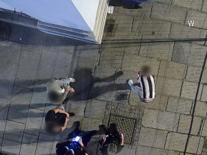 VIDEO: Mladíci soutěžili v hodu půllitrem přes výkop, trefili budovu městského úřadu