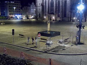 VIDEO: Mladíci soutěžili v hodu půllitrem přes výkop, trefili budovu městského úřadu