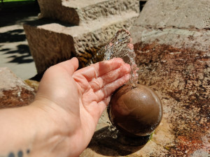 Pítka, fontánky a nově i mlžítka. V parných dnech se mohou lidé osvěžit i v centru města