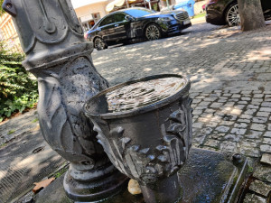 Pítka, fontánky a nově i mlžítka. V parných dnech se mohou lidé osvěžit i v centru města