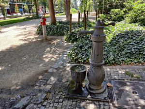 Pítka, fontánky a nově i mlžítka. V parných dnech se mohou lidé osvěžit i v centru města