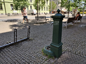 Pítka, fontánky a nově i mlžítka. V parných dnech se mohou lidé osvěžit i v centru města