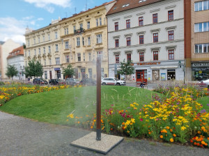 Pítka, fontánky a nově i mlžítka. V parných dnech se mohou lidé osvěžit i v centru města