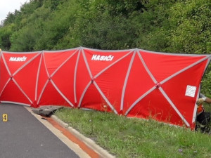 Jeden řidič zahynul při řetězové havárii kamionů na dálnici D5. Ještě předtím jiný motorista zkolaboval a zemřel