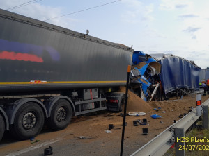Jeden řidič zahynul při řetězové havárii kamionů na dálnici D5. Ještě předtím jiný motorista zkolaboval a zemřel