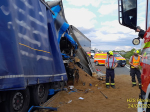 Jeden řidič zahynul při řetězové havárii kamionů na dálnici D5. Ještě předtím jiný motorista zkolaboval a zemřel