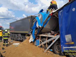 Jeden řidič zahynul při řetězové havárii kamionů na dálnici D5. Ještě předtím jiný motorista zkolaboval a zemřel