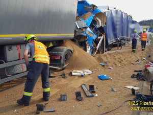 Jeden řidič zahynul při řetězové havárii kamionů na dálnici D5. Ještě předtím jiný motorista zkolaboval a zemřel