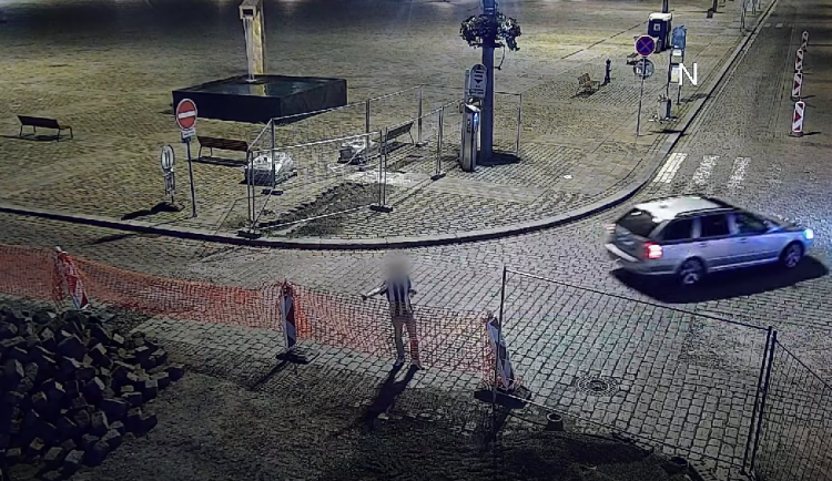 VIDEO: Mladíci soutěžili v hodu půllitrem přes výkop, trefili budovu městského úřadu