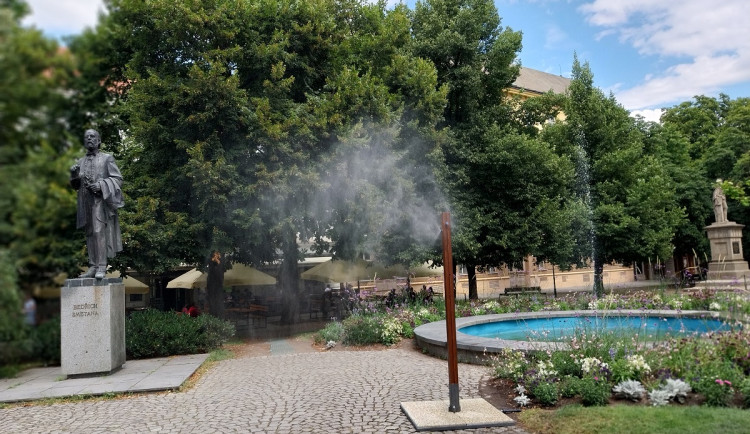Pítka, fontánky a nově i mlžítka. V parných dnech se mohou lidé osvěžit i v centru města
