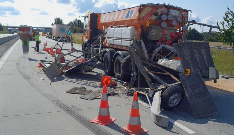 Provoz dálnici D5 opět ochromila nehoda. Ve směru na Prahu narazil kamion do vozidla údržby