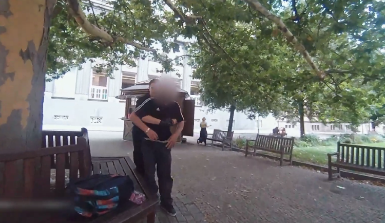 VIDEO: Muž vdechl kus jídla a začal se dusit, pohotový strážník předvedl bezchybný Heimlichův chvat