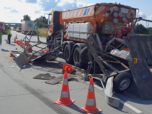 Provoz dálnici D5 opět ochromila nehoda. Ve směru na Prahu narazil kamion do vozidla údržby