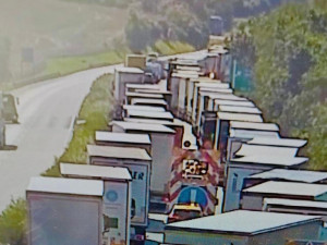 Provoz dálnici D5 opět ochromila nehoda. Ve směru na Prahu od Rozvadova narazil kamion do vozidla údržby