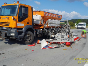 Provoz dálnici D5 opět ochromila nehoda. Ve směru na Prahu od Rozvadova narazil kamion do vozidla údržby