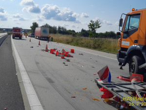 Provoz dálnici D5 opět ochromila nehoda. Ve směru na Prahu od Rozvadova narazil kamion do vozidla údržby