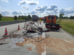 Provoz dálnici D5 opět ochromila nehoda. Ve směru na Prahu narazil kamion do vozidla údržby