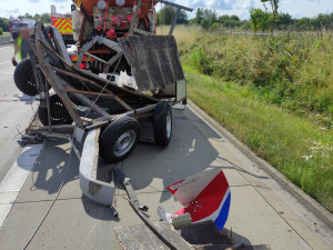 Provoz dálnici D5 opět ochromila nehoda. Ve směru na Prahu narazil kamion do vozidla údržby