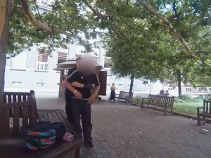 VIDEO: Muž vdechl kus jídla a začal se dusit, pohotový strážník předvedl bezchybný Heimlichův chvat
