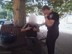 VIDEO: Muž vdechl kus jídla a začal se dusit, pohotový strážník předvedl bezchybný Heimlichův chvat