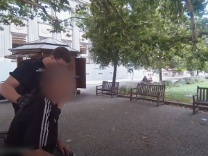 VIDEO: Muž vdechl kus jídla a začal se dusit, pohotový strážník předvedl bezchybný Heimlichův chvat