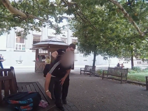 VIDEO: Muž vdechl kus jídla a začal se dusit, pohotový strážník předvedl bezchybný Heimlichův chvat